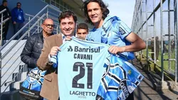 Cavani ganhou uma camisa do Grêmio durante a Copa América - Foto: Lucas Uebel/Grêmio.
