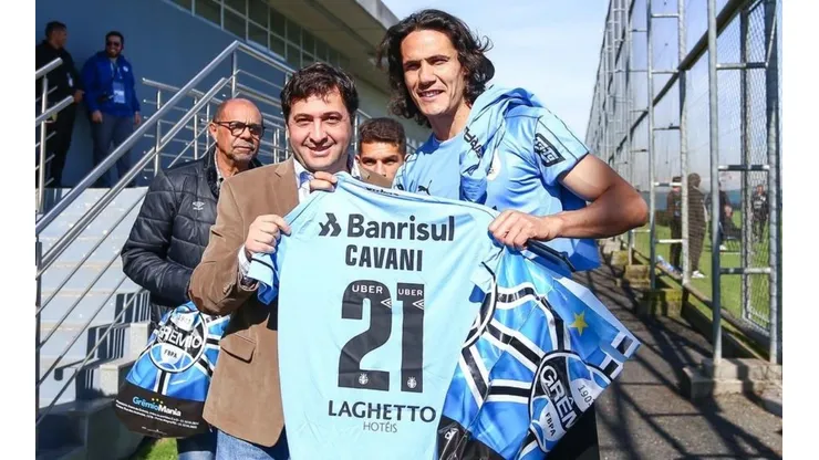 Cavani ganhou uma camisa do Grêmio durante a Copa América - Foto: Lucas Uebel/Grêmio.