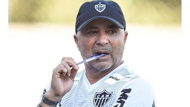Após saída de Patric, Sampaoli vê Galo iniciar negociação para trazer substituto