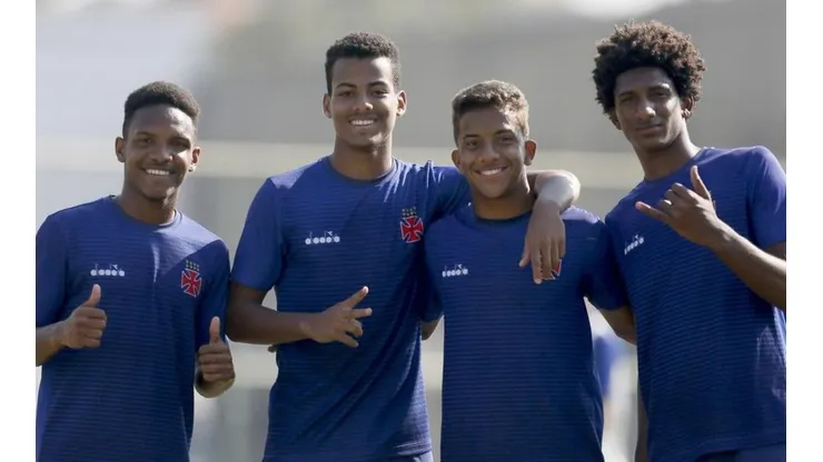 Vasco fica sem saída e deve negociar até 3 jogadores