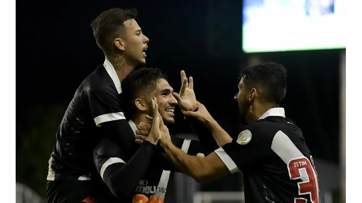 Após saída de Abel Braga, futuro de jovem promessa é incerto no Vasco