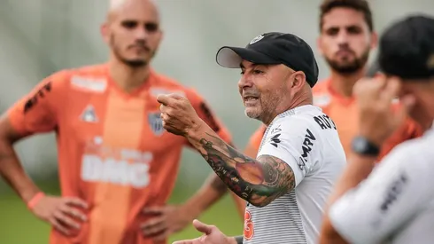 Mattos quer acabar com fama de demissões e leva chacoalhão de Sampaoli