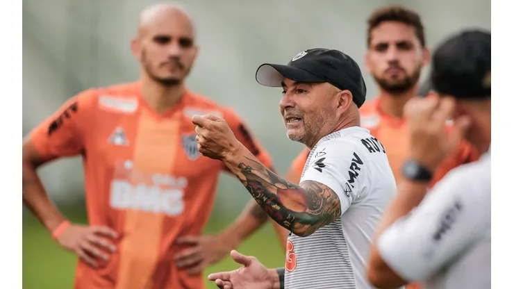 Mattos quer acabar com fama de demissões e leva chacoalhão de Sampaoli