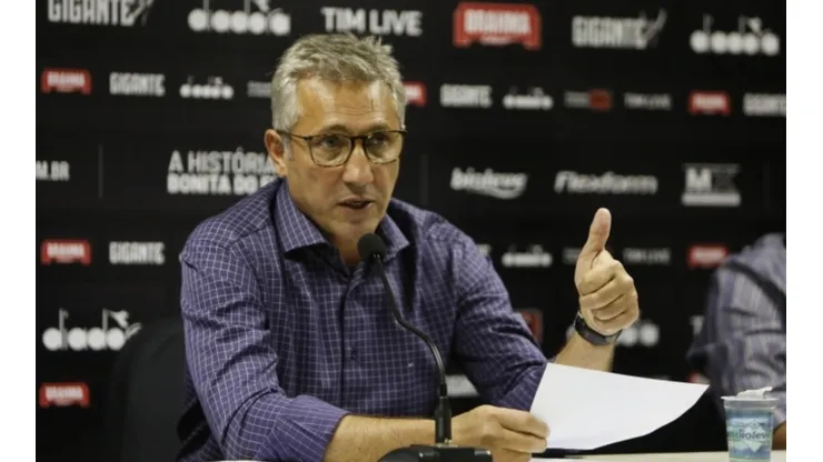 Campello define nome favorito para assumir como técnico do Vasco