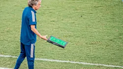Jorge Jesus volta a Portugal e se irrita com situação inusitada