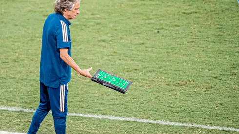 Jorge Jesus volta a Portugal e se irrita com situação inusitada