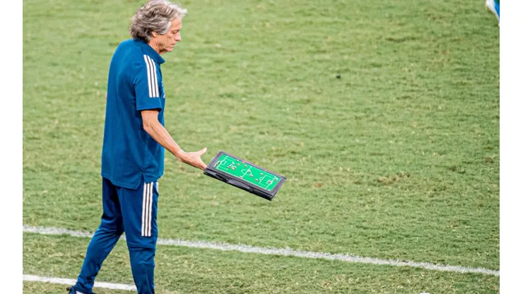 Jorge Jesus volta a Portugal e se irrita com situação inusitada