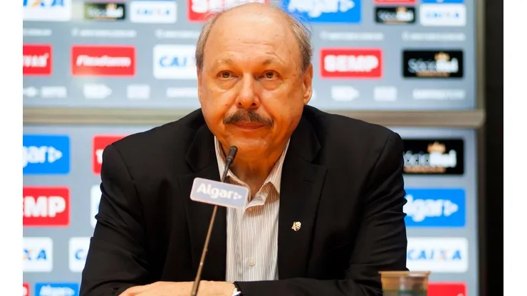 Empresário anuncia fim da linha para meio-campista no Santos