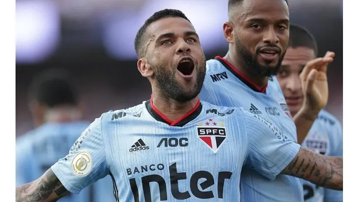 Mauro Cezar Pereira revela sondagem de Flamengo em Daniel Alves