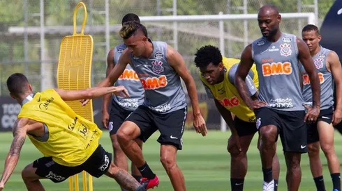 Corinthians pode estar preparando 'barca' e atacante encabeça lista; torcida faz protesto