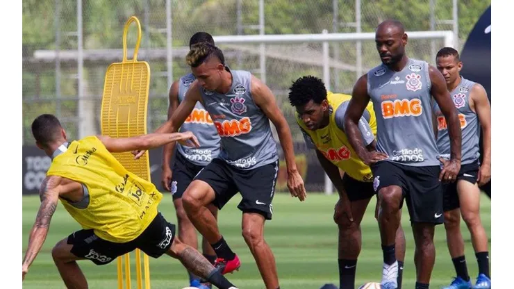 Corinthians pode estar preparando 'barca' e atacante encabeça lista; torcida faz protesto