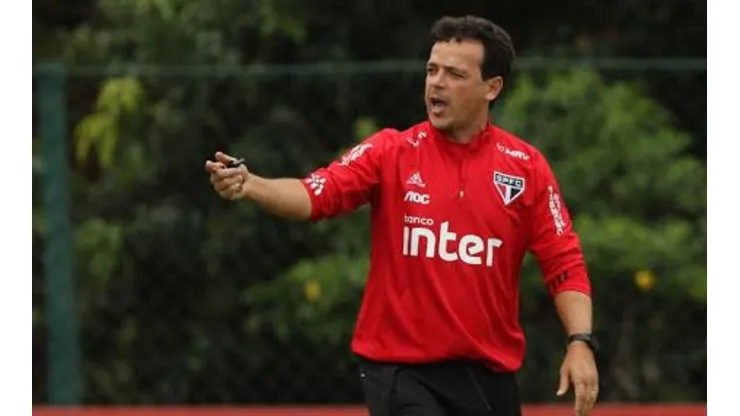 São Paulo aproveita "modo Diniz" de preleções fortes para superar rival e ausência da torcida