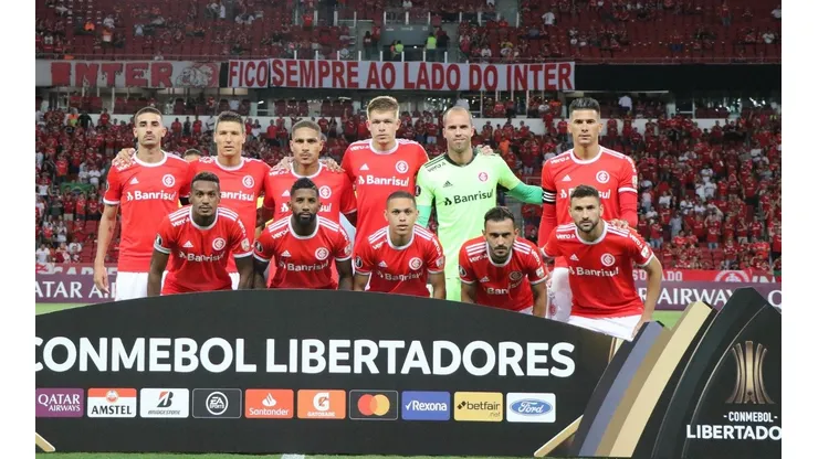 Zagueiro Bruno Fuchs é observado pelo Arsenal