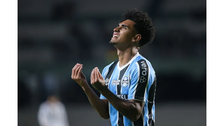 PR - CURITIBA - 29/05/2024 - COPA LIBERTADORES 2024, GREMIO X THE STRONGEST - Du Queiroz jogador do Gremio lamenta durante partida contra o The Strongest no estadio Couto Pereira pelo campeonato Copa Libertadores 2024. Foto: Maxi Franzoi/AGIF