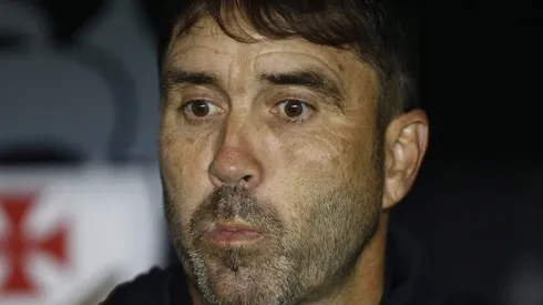 RIO DE JANEIRO, BRAZIL - OCTOBER 26: Eduardo Coudet coach of Internacional gestures prior the match between Vasco Da Gama and Internacional as part of Brasileirao 2023 at Sao Januario Stadium on October 26, 2023 in Rio de Janeiro, Brazil. (Photo by Wagner Meier/Getty Images)