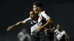 RJ - RIO DE JANEIRO - 10/07/2024 - BRASILEIRO A 2024, VASCO X CORINTHIANS - Paulo Henrique jogador do Vasco comemora seu gol com jogador da sua equipe durante partida contra o Corinthians no estadio Sao Januario pelo campeonato Brasileiro A 2024. Foto: Jorge Rodrigues/AGIF