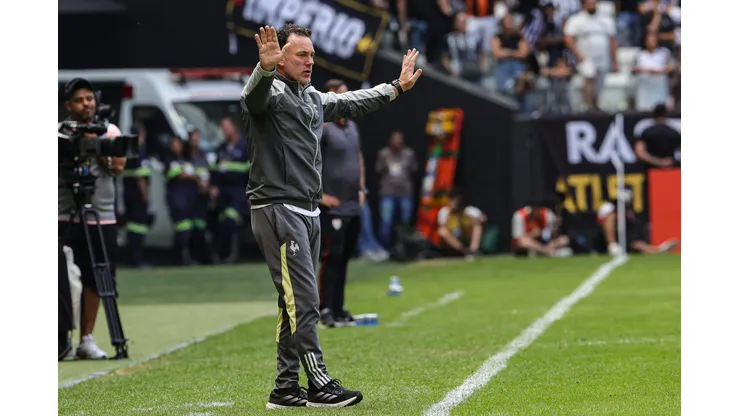Gabriel Milito defende vantagem do Galo diante do São Paulo.