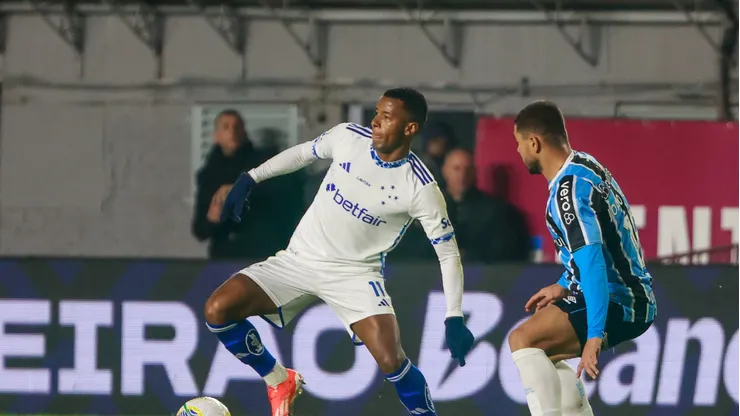 Arthur e JP em partida de Grêmio x Cruzeiro
