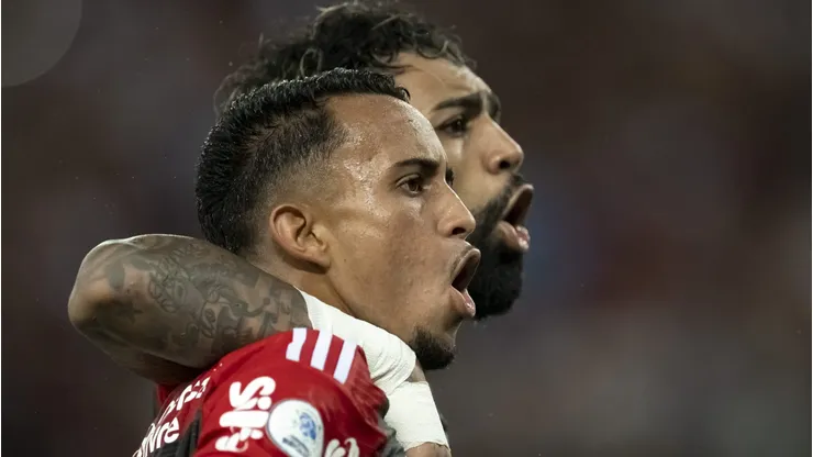 Matheus Gonçalves treinou como titular e deve ser uma das surpresas contra o Fortaleza. Gabigol no banco
