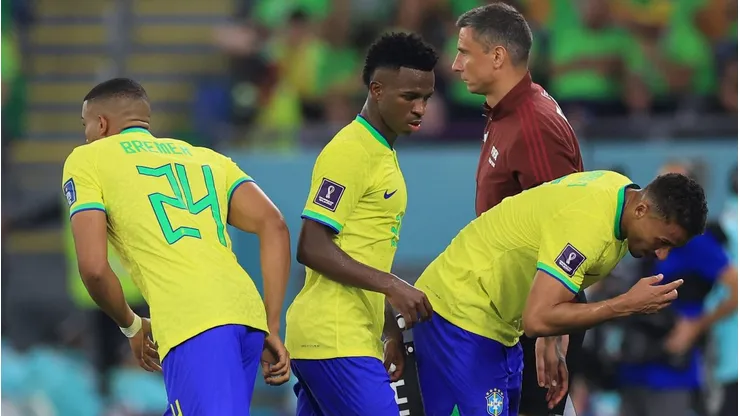 Vini Júnior ao lado de Danilo