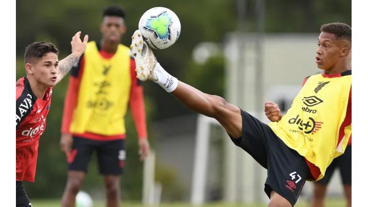 Dorival define time titular do Athletico para duelo contra o Flamengo