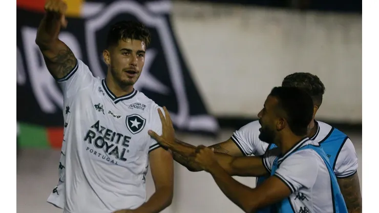 Botafogo mira chapéu no Flu e negocia contratação de artilheiro