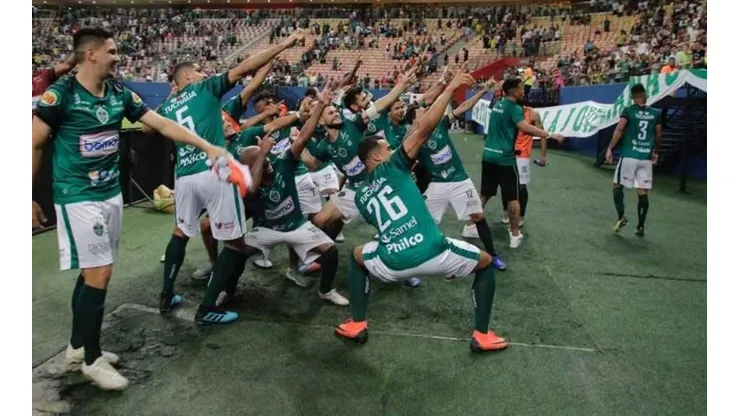 Jogadores do Manaus comemoram classificação sobre o Coritiba