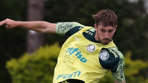 Viña marca golaço em treino; clube fecha contratação de jovem volante