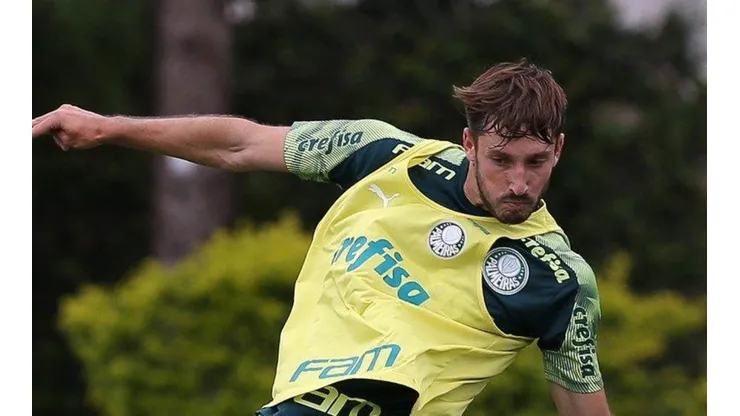 Viña marca golaço em treino; clube fecha contratação de jovem volante