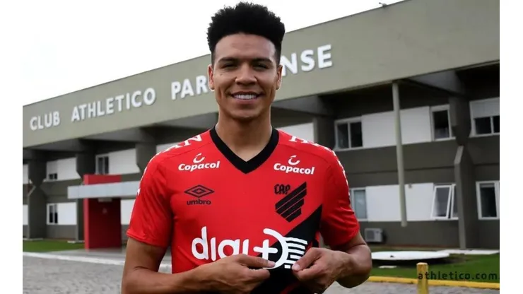 Athletico-PR deve continuar fila de reforços com peça para a defesa; atleta já está no CT do Caju