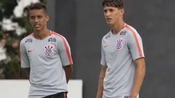 Meia do Corinthians deixa treino com dores e preocupa Tiago Nunes