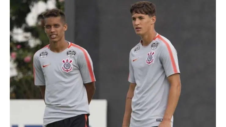 Meia do Corinthians deixa treino com dores e preocupa Tiago Nunes