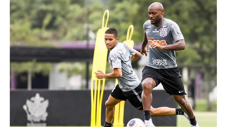 Após derrota, Corinthians se apresenta; torcedores estão impacientes