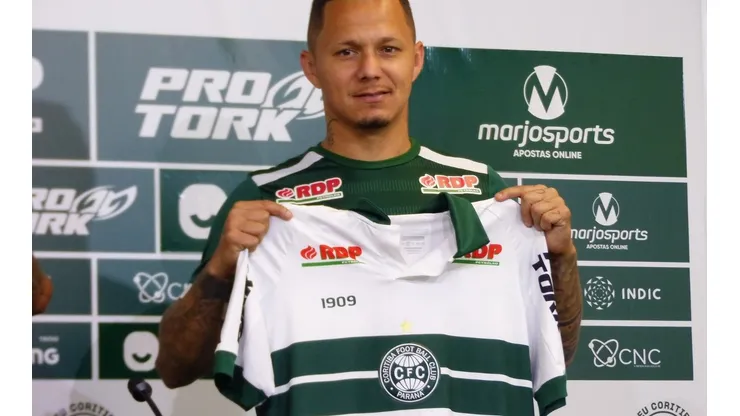 Patrick Vieira é apresentado e se diz pronto para estrear pelo Coritiba