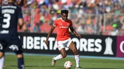 Moisés em ação contra a La U: Inter viveu tensão no Chile (Foto: Ricardo Duarte/Internacional/Divulgação)