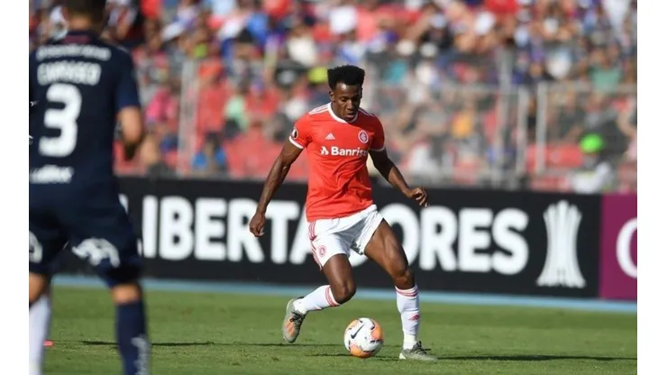 Moisés em ação contra a La U: Inter viveu tensão no Chile (Foto: Ricardo Duarte/Internacional/Divulgação)
