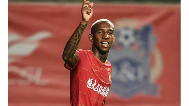 Com Palmeiras de olho, Talisca agita a web com "manobra"