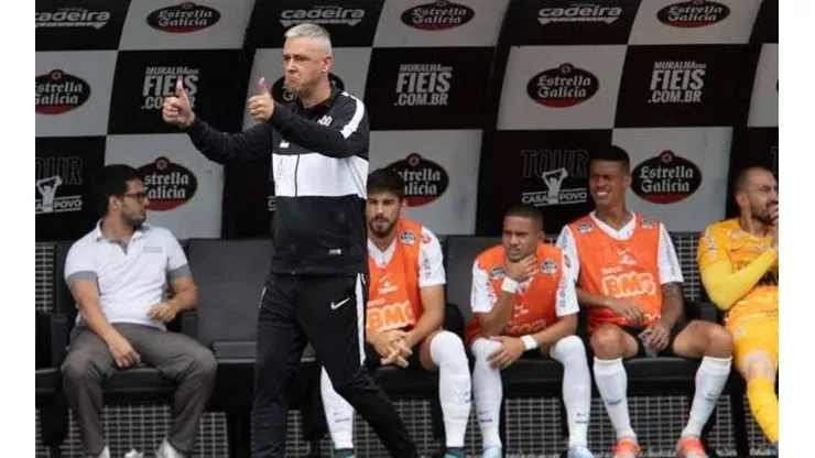Tiago Nunes avalia equipe e expressa opinião contundente sobre Janderson