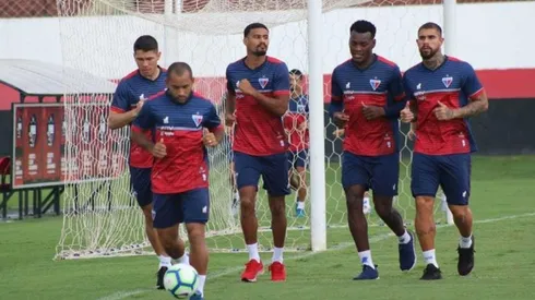 Corinthians e Santos monitoram zagueiro do Fortaleza
