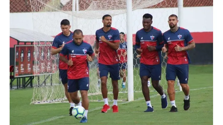 Corinthians e Santos monitoram zagueiro do Fortaleza