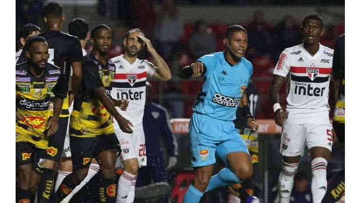 São Paulo empata com Novorizontino em casa, diretor do Tricolor sobe o tom e "detona" arbitragem na web; partida foi marcada por polêmicas