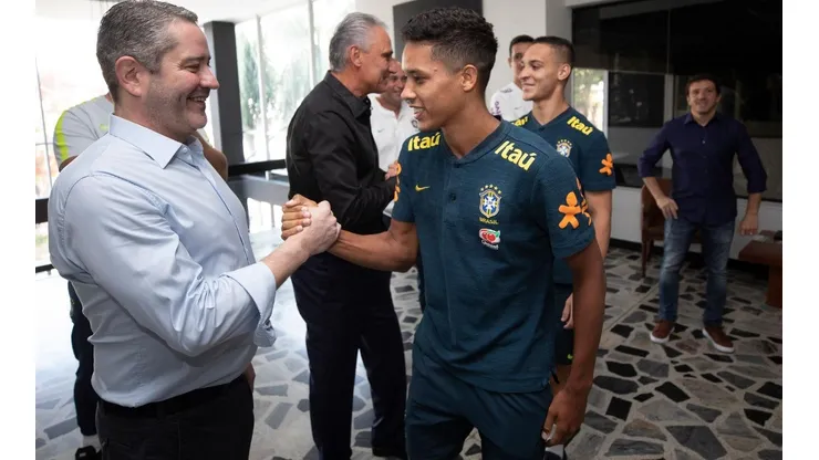Tite e auxiliares de olho em 50 jogadores; comprometimento é palavra-chave