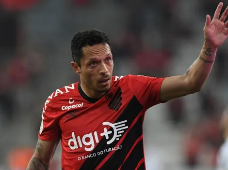 Adriano é testado como lateral-direito no Athletico