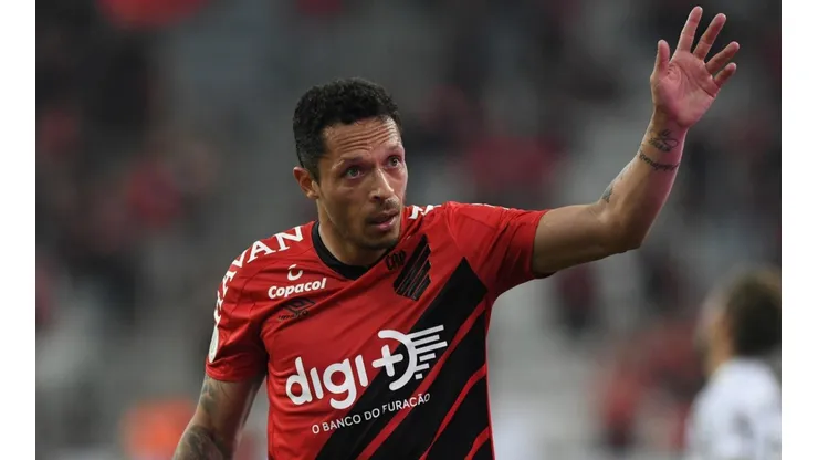 Adriano é testado como lateral-direito no Athletico