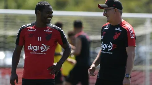 Nikão e Dorival: profissionais estreiam oficialmente neste domingo (Foto: Divulgação/Athletico.com.br/Miguel Locatelli)