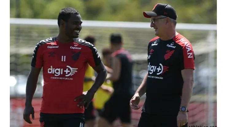 Nikão e Dorival: profissionais estreiam oficialmente neste domingo (Foto: Divulgação/Athletico.com.br/Miguel Locatelli)