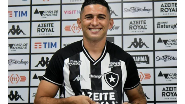 Danilo Barcelos reencontra Valentim e revela detalhes de estreia pelo Botafogo