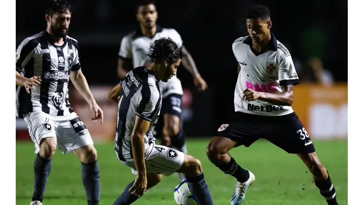 Botafogo e Vasco se enfrentam em um duelo de desesperados.