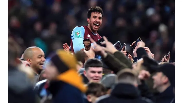 Torcida do Aston Villa vai a loucura e invade gramado após triunfo