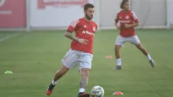 Coudet define estreia de Boschilia; defensor volta a treinar normalmente